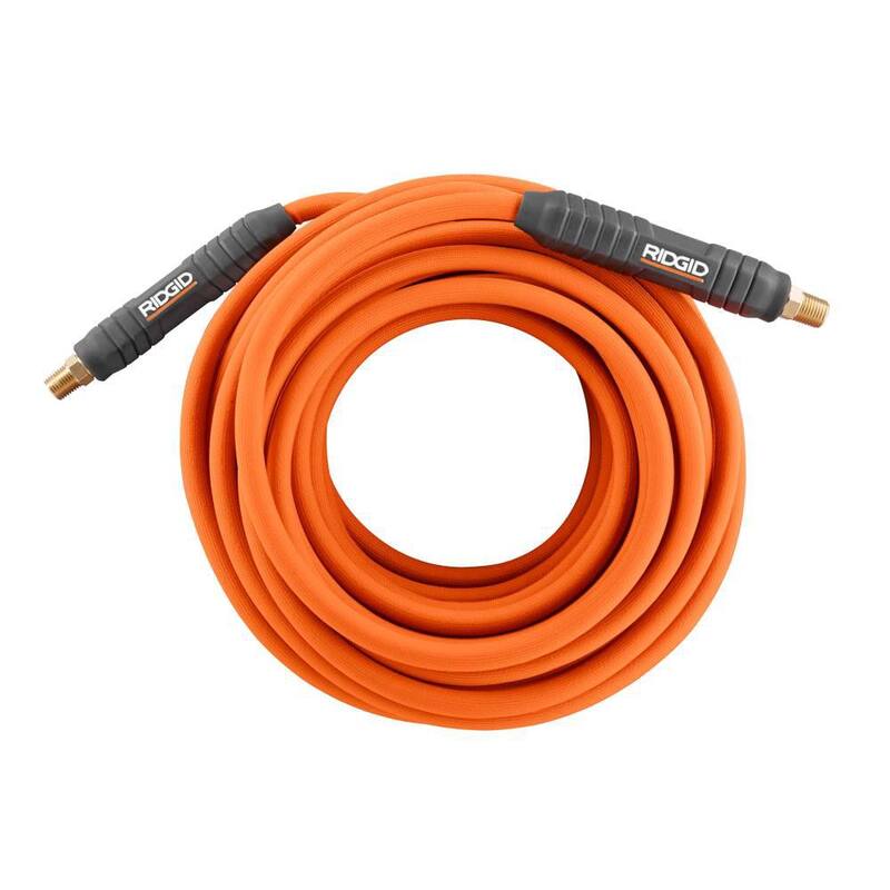 Clavadora neumática de calibre 23 de 1-3/8 pulg. sin cabeza de RIDGID con bloqueo de disparo en seco y manguera de aire plana de 1/4 pulg. x 50 pies - R138HPF-R5025LF