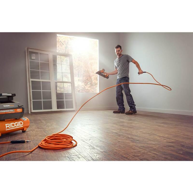 Clavadora neumática de calibre 23 de 1-3/8 pulg. sin cabeza de RIDGID con bloqueo de disparo en seco y manguera de aire plana de 1/4 pulg. x 50 pies - R138HPF-R5025LF