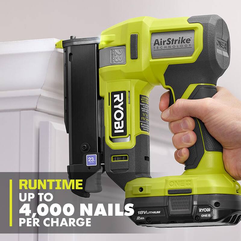 Clavadora de clavos de calibre 23 sin cable RYOBI ONE+ 18V Airstrike con batería compacta de iones de litio de 2.0 Ah y cargador de 18V ONE+ - PCL310B-PSK005.