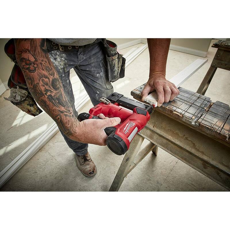 Kit de clavadora inalámbrica Milwaukee M12 de 12 voltios y 23 calibres de iones de litio con clavador de clavos sin escobillas M12 FUEL SURGE inalámbrico de 1/4 pulgada con impacto hexagonal - 2540-21-2551-20