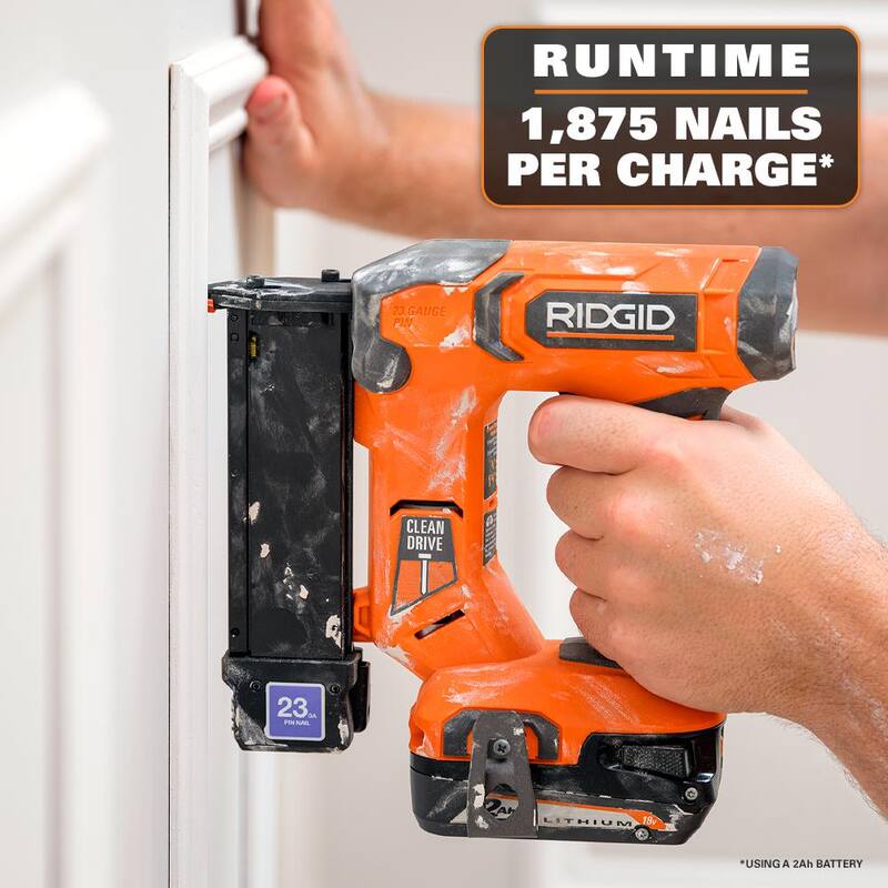 Clavadora de clavos sin cabeza RIDGID 18V de 23 galgas y 1-3/8 pulgadas inalámbrica con batería de iones de litio de 18V 4.0 Ah (paquete de 2) - R09898B-AC87004P