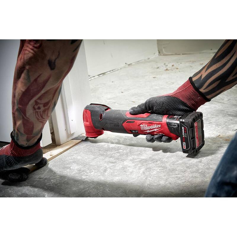 Juego de clavadora inalámbrica de clavos de 23 ga de 12 voltios Milwaukee M12 con batería de iones de litio, junto con la herramienta multifuncional oscilante inalámbrica M12 FUEL de iones de litio - 2540-21-2526-20