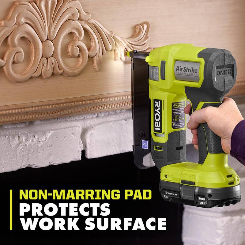 RYOBI ONE+ 18V Clavadora de clavillo calibre 23 inalámbrica Airstrike con batería de iones de litio de 2.0 Ah - PCL310B-PBP006