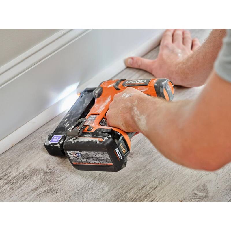 Clavadora de clavos sin cabeza RIDGID inalámbrica de 23 g de 18 V con pila de 4.0 Ah de 18 V - R09898B-AC87004