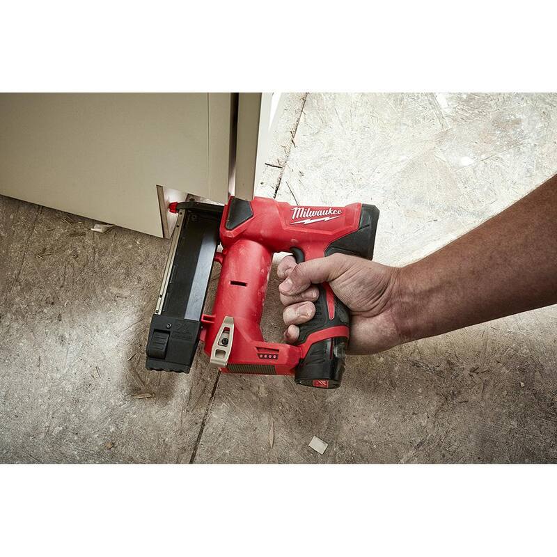 Clavadora de clavos de 23GA Milwaukee M12 con extractor de clavos de 10 pulgadas con Dimpler - 2540-20-48-22-9031