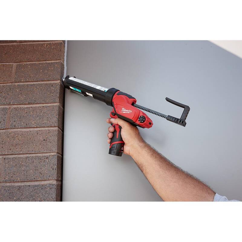 Clavadora de pasadores Milwaukee M12 23GA con pistola de calafateo M12 de 10 OZ (herramienta desnuda) y batería M12 de alto rendimiento 2.5 AH - 2540-20-2441-20-48-11-2425
