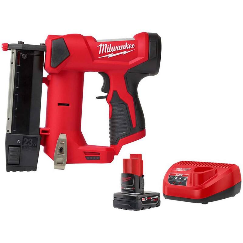 Clavadora inalámbrica de clavos de 23 galgas Milwaukee M12 de 12 voltios con batería compacta de 2.0Ah y kit de inicio de cargador - 2540-20-48-59-2440