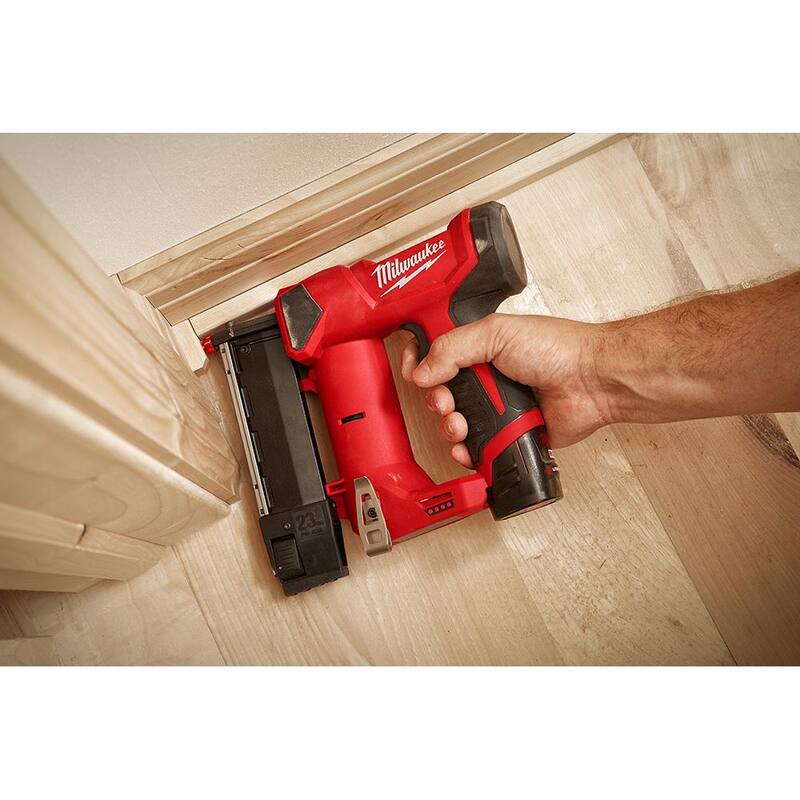 Milwaukee M12 Clavadora de clavos de 23GA con escuadra de techo de 7 pulgadas - 2540-20-MLSQ070