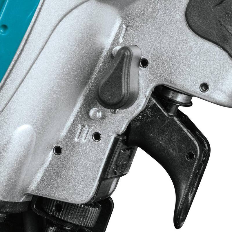 Clavadora de techos con bobina de 15 grados con cable de aire Makita - AN454
