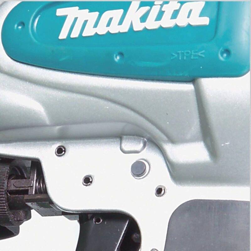 Clavadora de bobina para techos de 15° de 1-3/4 pulgadas - AN453 de Makita