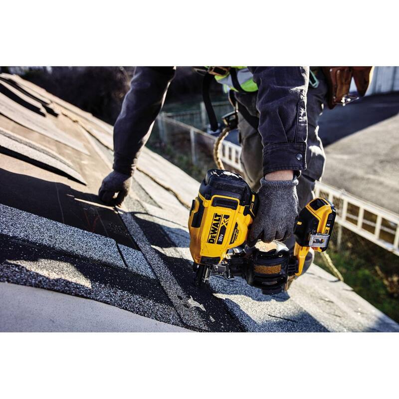Equipo de Clavadora de Techo Inalámbrica DEWALT 20V MAX Ion de Litio de 15 Grados con Clavos de Techo en Bobina de 1-1/4 pulg. x 0.120 calibre (paquete de 7,200) - DCN45RND1WCR3D