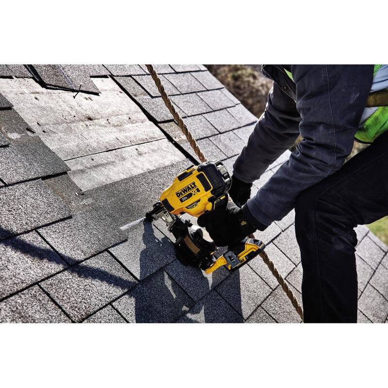 Equipo de Clavadora de Techo Inalámbrica DEWALT 20V MAX Ion de Litio de 15 Grados con Clavos de Techo en Bobina de 1-1/4 pulg. x 0.120 calibre (paquete de 7,200) - DCN45RND1WCR3D