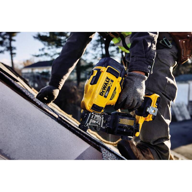 Equipo de Clavadora de Techo Inalámbrica DEWALT 20V MAX Ion de Litio de 15 Grados con Clavos de Techo en Bobina de 1-1/4 pulg. x 0.120 calibre (paquete de 7,200) - DCN45RND1WCR3D