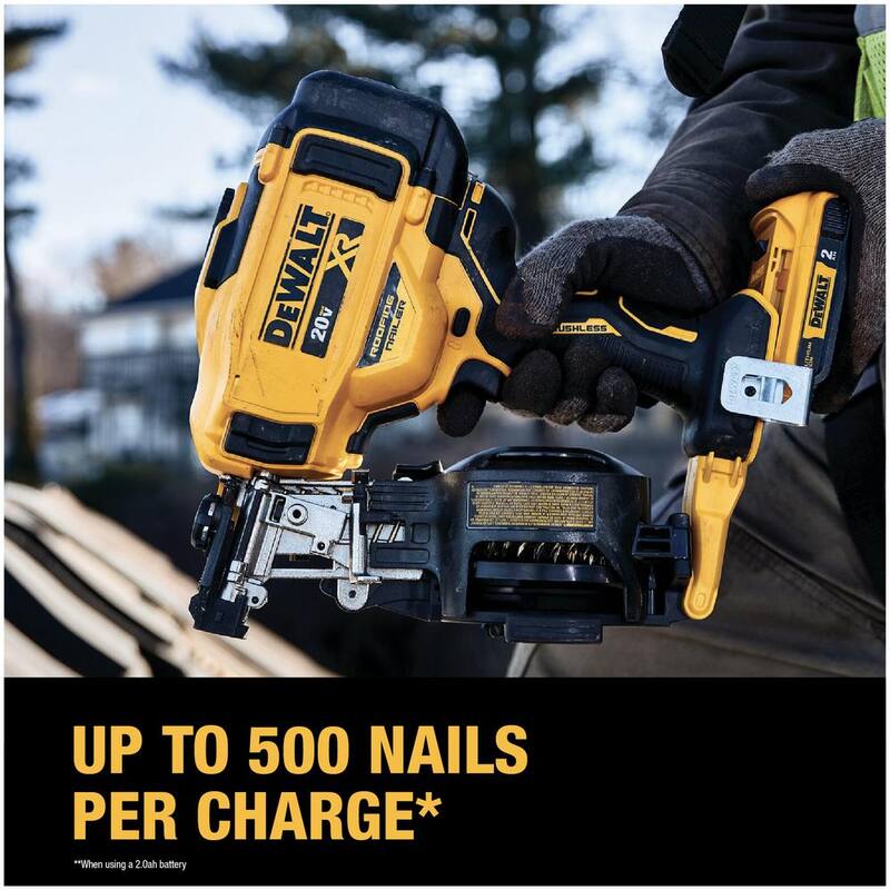 DEWALT Clavadora de techos inalámbrica de ángulo de 15 grados de 20V MAX (Herramienta solamente) con clavos de techo de bobina galvanizada de 1-1/4 pulg. x 0.120-GA (paquete de 7,200) - DCN45RNBWR3DGAL.