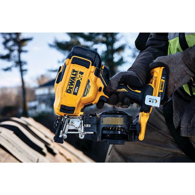 DEWALT 20V MAX Kit de Clavadora de Techo Inalámbrica de 15 grados con Batería de Ion de Litio de 4.0Ah, Batería de 2.0Ah, Cargador y Bolsa - DCN45RND1W204