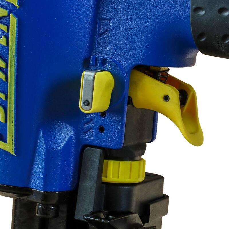 Clavadora neumática para techos de bobina de 1-3/4 pulgadas a 15 grados con conector giratorio industrial de 1/4 de pulgada NPT y bolsa - ECN45