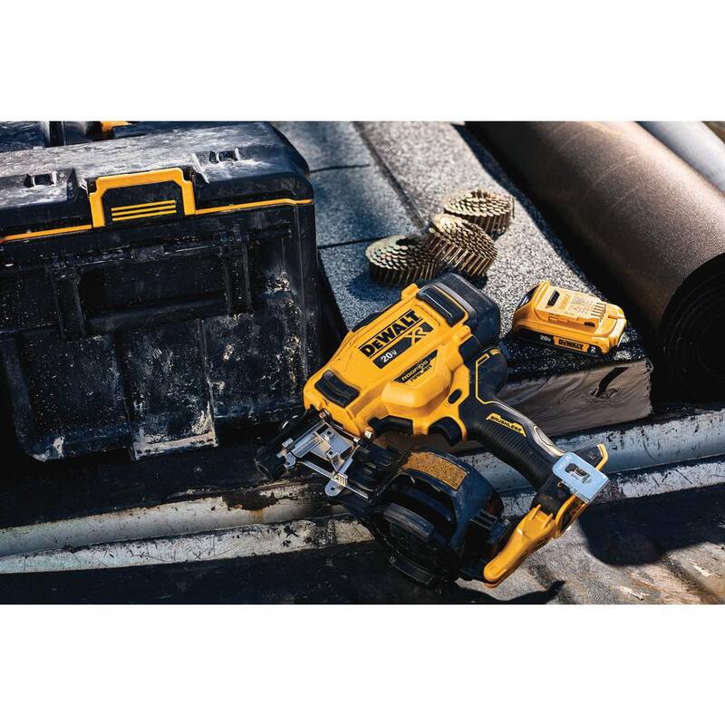 DEWALT 20V Max Lithium-Ion 15° Clavadora eléctrica inalámbrica para techos con batería compacta de 2.0 Ah - DCN45RNBWDCB203