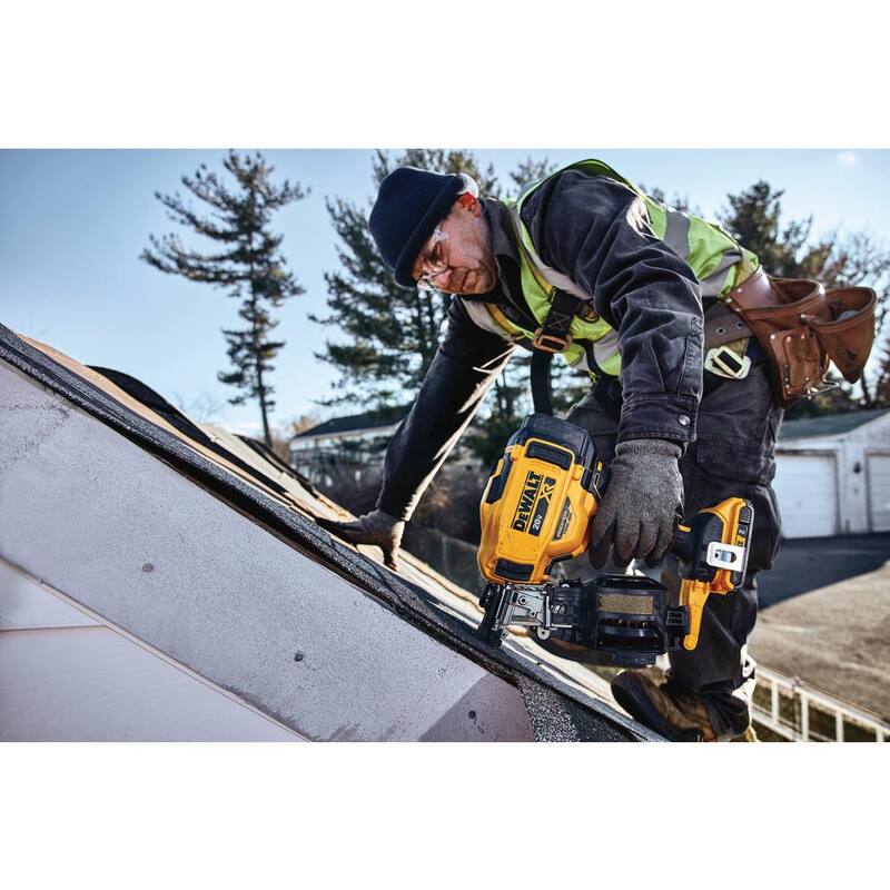 DEWALT 20V Max Lithium-Ion 15° Clavadora eléctrica inalámbrica para techos con batería compacta de 2.0 Ah - DCN45RNBWDCB203