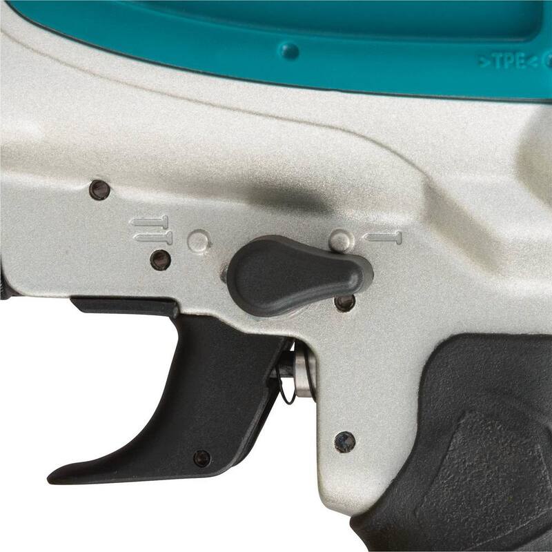 Makita Pneumática 2-1/2 pulgadas 15° Clavadora de bobina para revestimiento - AN613