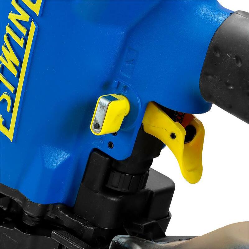 Estwing Pneumatic 15-Degree 2-1/2 in. Coil Siding Nailer con Gancho de Cinturón Metálico Ajustable, Conexión Giratoria de 1/4 de pulgada NPT y Bolsa - ECN65