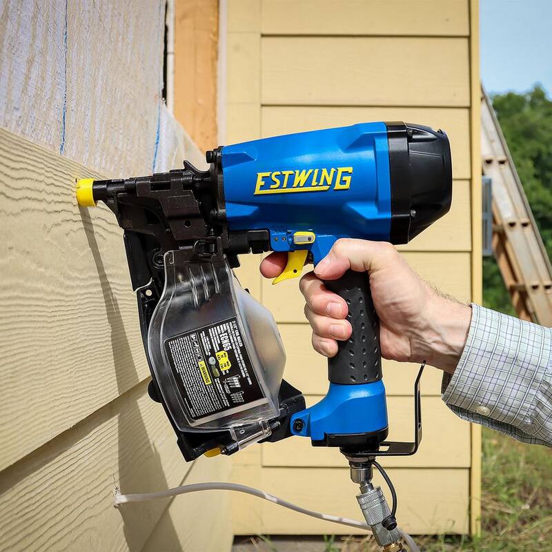 Estwing Pneumatic 15-Degree 2-1/2 in. Coil Siding Nailer con Gancho de Cinturón Metálico Ajustable, Conexión Giratoria de 1/4 de pulgada NPT y Bolsa - ECN65