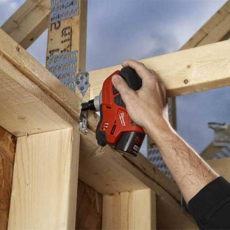 Juego de clavadora inalámbrica Milwaukee M12 con una batería de 1.5Ah, cargador y clavadora de armazón de 18 voltios a 21 grados M18 FUEL de 3-1/2 pulgadas - 2458-21-2744-20