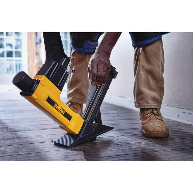 Herramienta para Pisos DEWALT 2-en-1 Neumática de Calibre 15.5 y 16 - DWFP12569