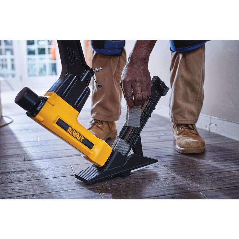Herramienta para Pisos DEWALT 2-en-1 Neumática de Calibre 15.5 y 16 - DWFP12569
