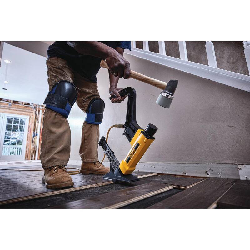Herramienta para Pisos DEWALT 2-en-1 Neumática de Calibre 15.5 y 16 - DWFP12569