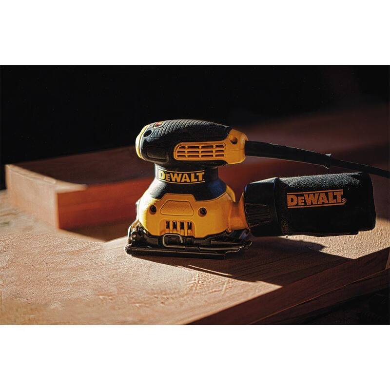 Kit de lijadora de palma de lámina de 1/4 de DEWALT de 2.3 amperios con bolsa de contratista - DWE6411K