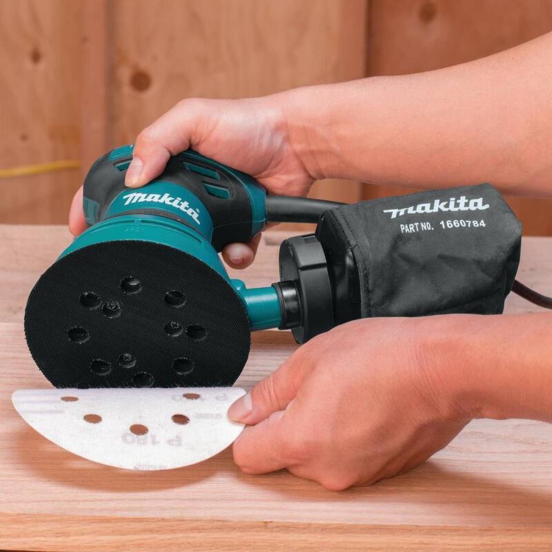 Lijadora orbital aleatoria de agarre en palma con cable de 3 amperios y 5 pulgadas de Makita con bolsa de polvo y estuche duro - BO5030K