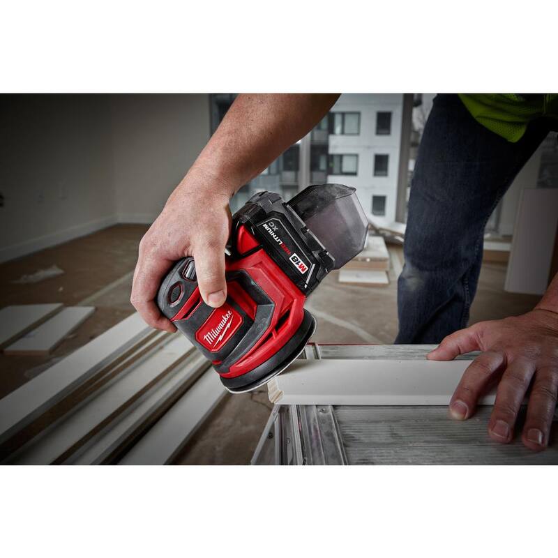 Milwaukee M18 18V Lijadora orbital aleatoria inalámbrica de 5 pulgadas con dos baterías de 3.0 Ah - 2648-20-48-11-1837