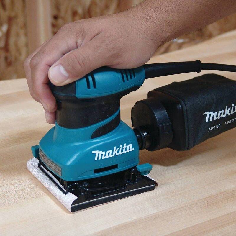 Lijadora orbital de acabado con cable de 2 amperios y hojas de lija de 60G, 100G y 150G, bolsa para polvo y placa perforadora - BO4556 de Makita
