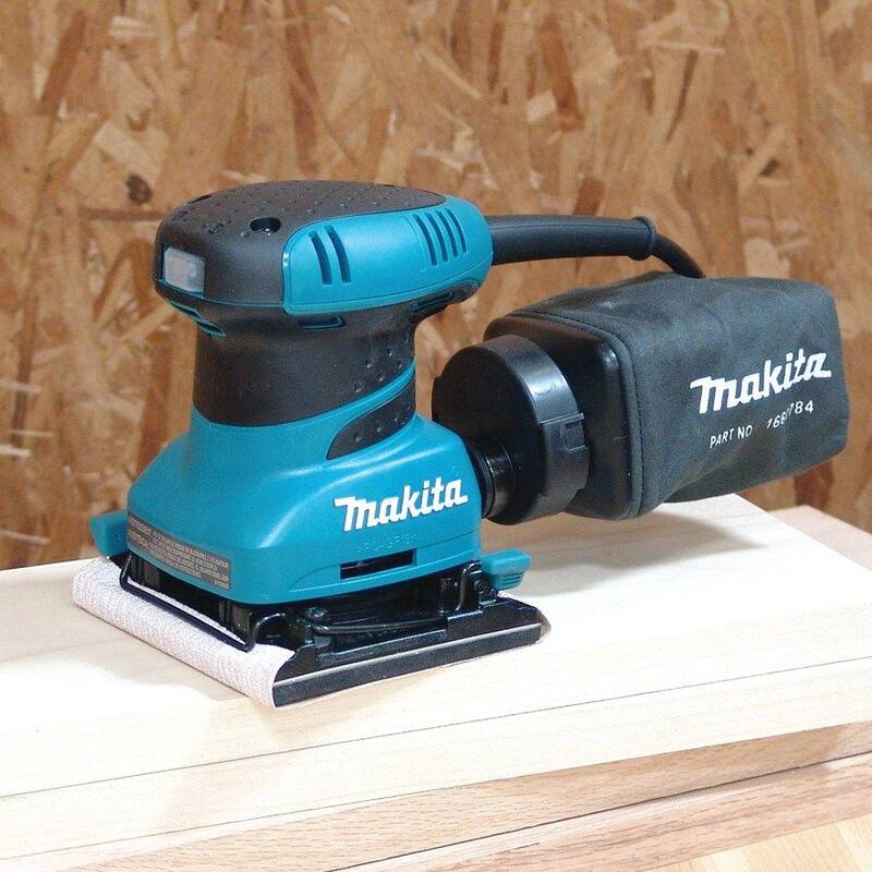 Lijadora orbital de acabado con cable de 2 amperios y hojas de lija de 60G, 100G y 150G, bolsa para polvo y placa perforadora - BO4556 de Makita