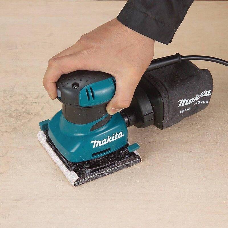 Lijadora orbital de acabado con cable de 2 amperios y hojas de lija de 60G, 100G y 150G, bolsa para polvo y placa perforadora - BO4556 de Makita