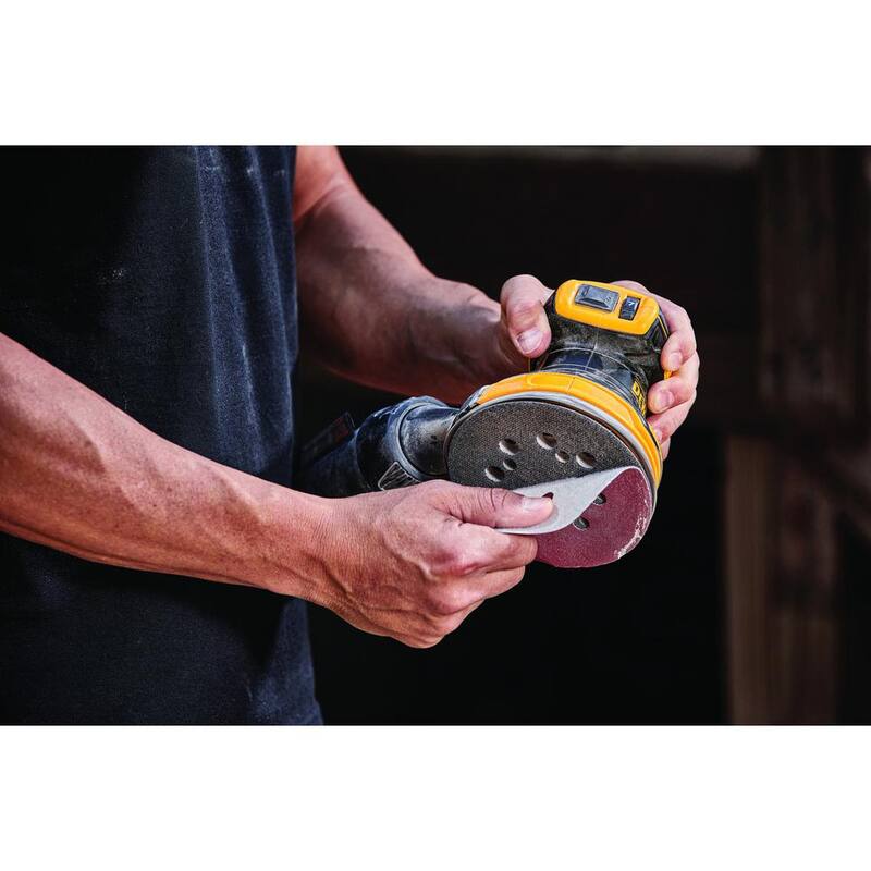 Lijadora orbital aleatoria sin escobillas Dewalt 20V MAX XR inalámbrica de 5 pulgadas, (1) batería de 20V 6.0Ah y (1) batería de 20V 4.0Ah, y cargador - DCW210BDCB246CK