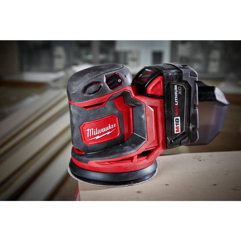 Lijadora orbital aleatoria inalámbrica Milwaukee M18 18V de 5 pulgadas con kit inicial M18 (1) batería de 5.0Ah y cargador - 2648-20-48-59-1850
