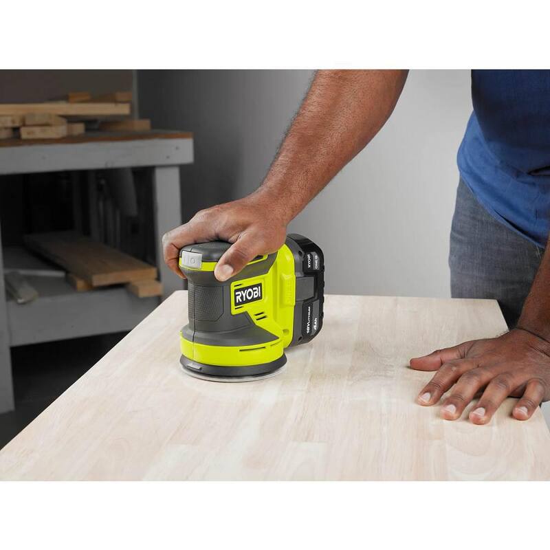 Lijadora orbital aleatoria inalámbrica RYOBI ONE+ 18V de 5 pulgadas con kit de batería de 4.0 Ah y cargador - PCL406K1