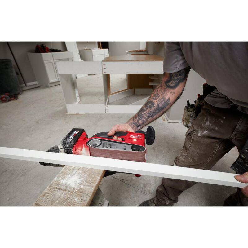 Lijadora de banda inalámbrica Milwaukee M18 FUEL de 18 voltios con batería de iones de litio y lijadora de lámina de 1/4 de pulgada - 2832-20-2649-20