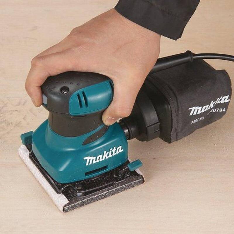Lijadora de acabado de lámina de 1/4 con cable de 2 amperios de Makita con papel 60G, papel 100G, papel 150G, bolsa de polvo, placa de golpes, estuche rígido - BO4556K