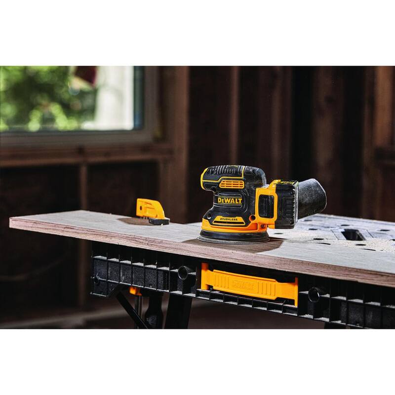 Lijadora orbital aleatoria inalámbrica sin escobillas DEWALT 20V MAX XR de 5 pulgadas y Pad de lijado para lijadora de órbita aleatoria de 5 pulgadas (solo herramientas) - DCW210BWDW4388