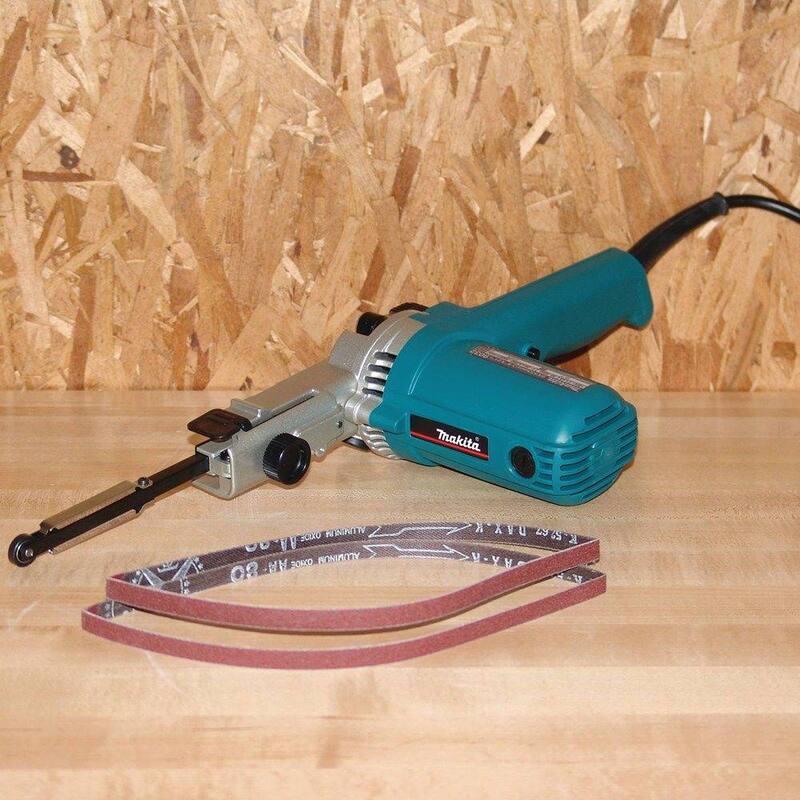 Lijadora de banda con cable de velocidad variable de 4.4 amperes y 3/8 pulg. x 21 pulg. con banda abrasiva de grano 80 - 9032