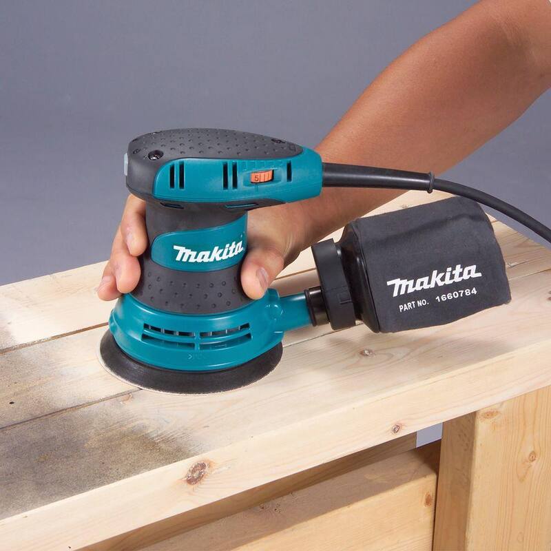 Lijadora orbital aleatoria con cable de 5 pulgadas y 3 amperios Makita con velocidad variable y estuche de herramientas - BO5031K