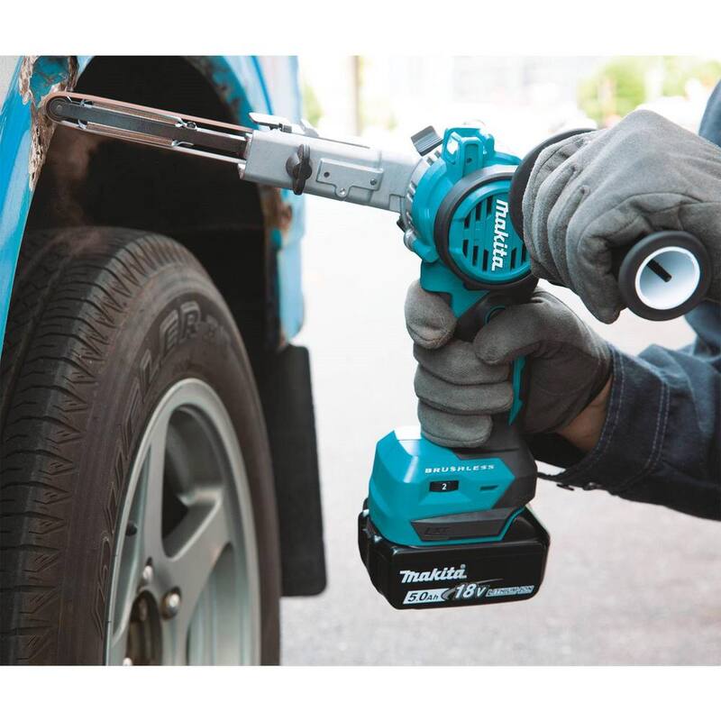 Kit de Lijadora de Banda para Detalles sin Cable de Iones de Litio 18V LXT Brushless 3/8 x 21 pulgadas de Makita, con (2) Baterías de 5.0Ah y Cargador - XSB01TJ