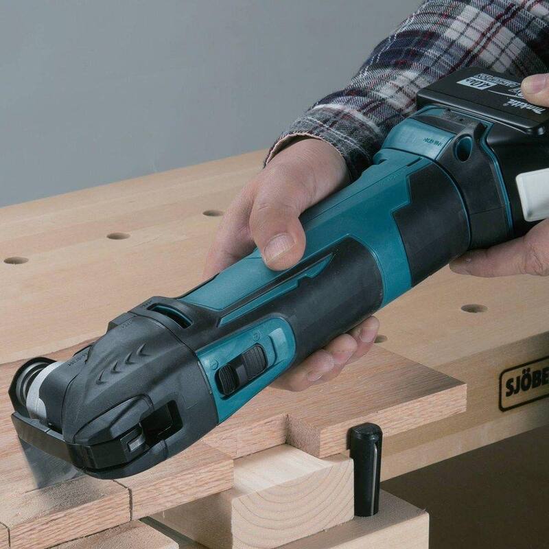 Herramienta múltiple oscilante inalámbrica de velocidad variable Makita 18V LXT de ion de litio (solo herramienta) con adaptadores de cuchilla y accesorios - XMT03Z.