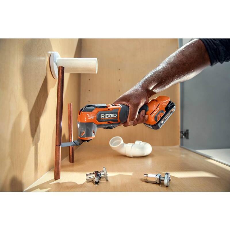 Kit de herramienta múltiple oscilante inalámbrica sin escobillas RIDGID de 18V con batería de salida máxima de 2.0 Ah y cargador de 18V - R86240KN.