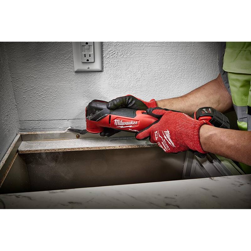 Kit de herramienta múltiple oscilante inalámbrica de 18V con tecnología Lithium-Ion sin escobillas Milwaukee M18 FUEL, junto con la sierra caladora FUEL - 2836-21-2737-20.
