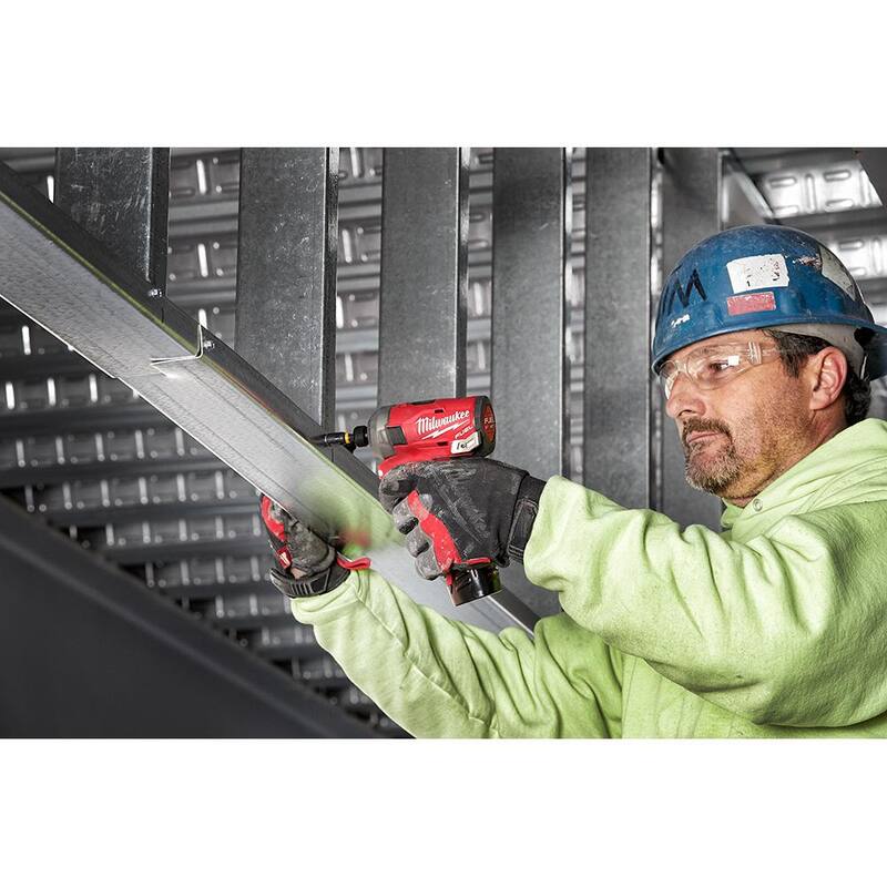 Herramienta multifuncional oscilante y atornillador de impacto inalámbricos con baterías de 12V de iones de litio Milwaukee M12 FUEL con dos baterías de 3.0 Ah - 2526-20-2551-20-48-11-2412