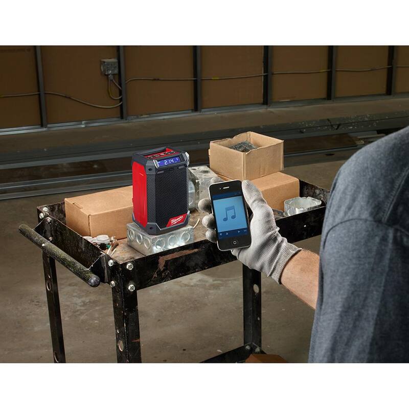 Milwaukee M12 FUEL 12V Lithium-Ion Inalámbrico multi-herramienta oscilante y radio de obra con dos baterías de 3.0 Ah - 2526-20-2951-20-48-11-2412