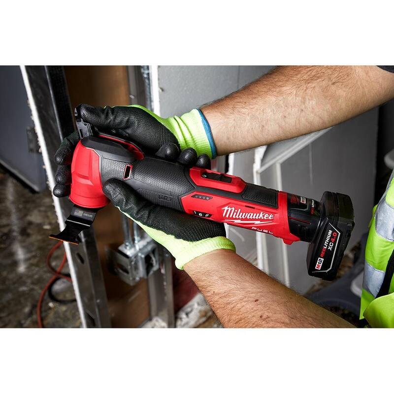 Milwaukee M18 FUEL Kit de Herramienta Múltiple Oscilante con Motor sin Escobillas, con una Batería de 5.0 Ah, Cargador y Bolsa de Herramientas con Kit de Cuchillas (8 Piezas) - 2836-21-49-10-9212